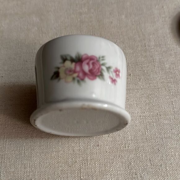Vintage Gift Co. Porcelain Stamp dispenser roses pattern - Picture 3 of 6
